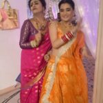 Ayushi Khurana Instagram – Reel life  enemies versus real life besties ♥️ 

#aanganapnonka #saasbahu #trending