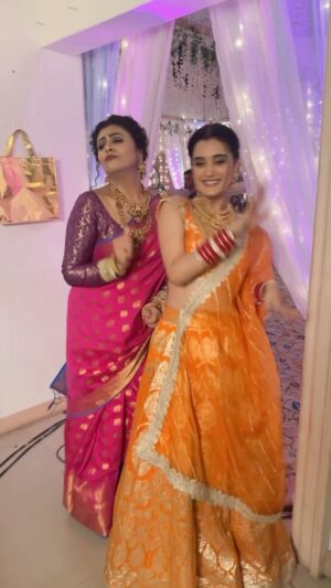 Ayushi Khurana Instagram - Reel life  enemies versus real life besties ♥️ 

#aanganapnonka #saasbahu #trending