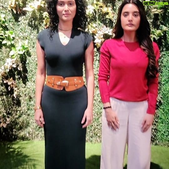Ayushi Khurana Instagram - Deepu aur Pallo.. 🤣🤣 Fun on set