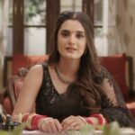 Ayushi Khurana Instagram – Naye mushkilon ke mod ko kaise paar kar paayegi Pallavi? Jaaniye #DearDiary dwara usske mann ki baat.