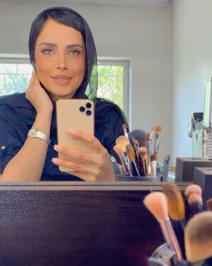 Azade Mehdizade Instagram - ۰
زمان
قوی تر می کند
غم
عمیق تر
نبود ، بود را می سازد
و
صَبر
همه را...