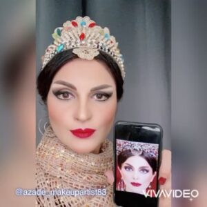 Azadeh Porbaha Instagram - شبیه سازی خانم هنرمند تهمینه ی عزیز ( ۲۵ باند)ی طرف ،پلی بک و اینکه بتونم ژست خودشون رو داشته باشم ی طرف 😂

امیدوارم دوست داشته باشین و لایک و کامنت و استوری و ذخیره یادتون نره تا خستگیم در برررهههه🤪

البته من هیچ وقته هیچ وقت از کارم خسته نمیشم 😍

@azade_makeupartist83 

💫به نظرتون چه قدر موفق بودم ؟

@25bandmusic 

@25bandmusic 

#25band#music#song#azade_makeupartist83#grim#makeup#kryolan#kryolanproducts#makeupartist

#میکاپ#گریم#موزیک#اهنگ#۲۵باند#شبیهسازی#کرونا
با تشکر فراوان از ساغر عزیزم برای فیلم برداری های مکرر🌹❤️🥰🙏
@saghar2579
#منوتو#منوتوپلاس#منوتونوروز 
#manotoplus#manoto