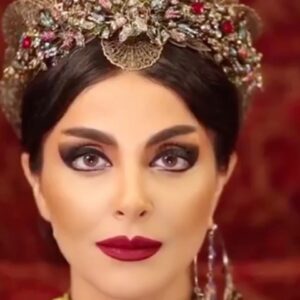 Azadeh Porbaha Instagram - شبیه سازی خانم هنرمند تهمینه ی عزیز ( ۲۵ باند)ی طرف ،پلی بک و اینکه بتونم ژست خودشون رو داشته باشم ی طرف 😂

امیدوارم دوست داشته باشین و لایک و کامنت و استوری و ذخیره یادتون نره تا خستگیم در برررهههه🤪

البته من هیچ وقته هیچ وقت از کارم خسته نمیشم 😍

@azade_makeupartist83 

💫به نظرتون چه قدر موفق بودم ؟

@25bandmusic 

@25bandmusic 

#25band#music#song#azade_makeupartist83#grim#makeup#kryolan#kryolanproducts#makeupartist

#میکاپ#گریم#موزیک#اهنگ#۲۵باند#شبیهسازی#کرونا
با تشکر فراوان از ساغر عزیزم برای فیلم برداری های مکرر🌹❤️🥰🙏
@saghar2579
#منوتو#منوتوپلاس#منوتونوروز 
#manotoplus#manoto