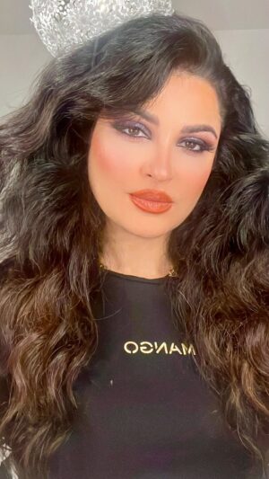 Azadeh Porbaha Instagram - 😇🤭😀💄🤍
@azade_makeupartist83 
#trend #freelancemakeupartist 
#دابسمش #میکاپ_صورت #میکاپ_عروس 
#مکیاج_عروس #مکیاج