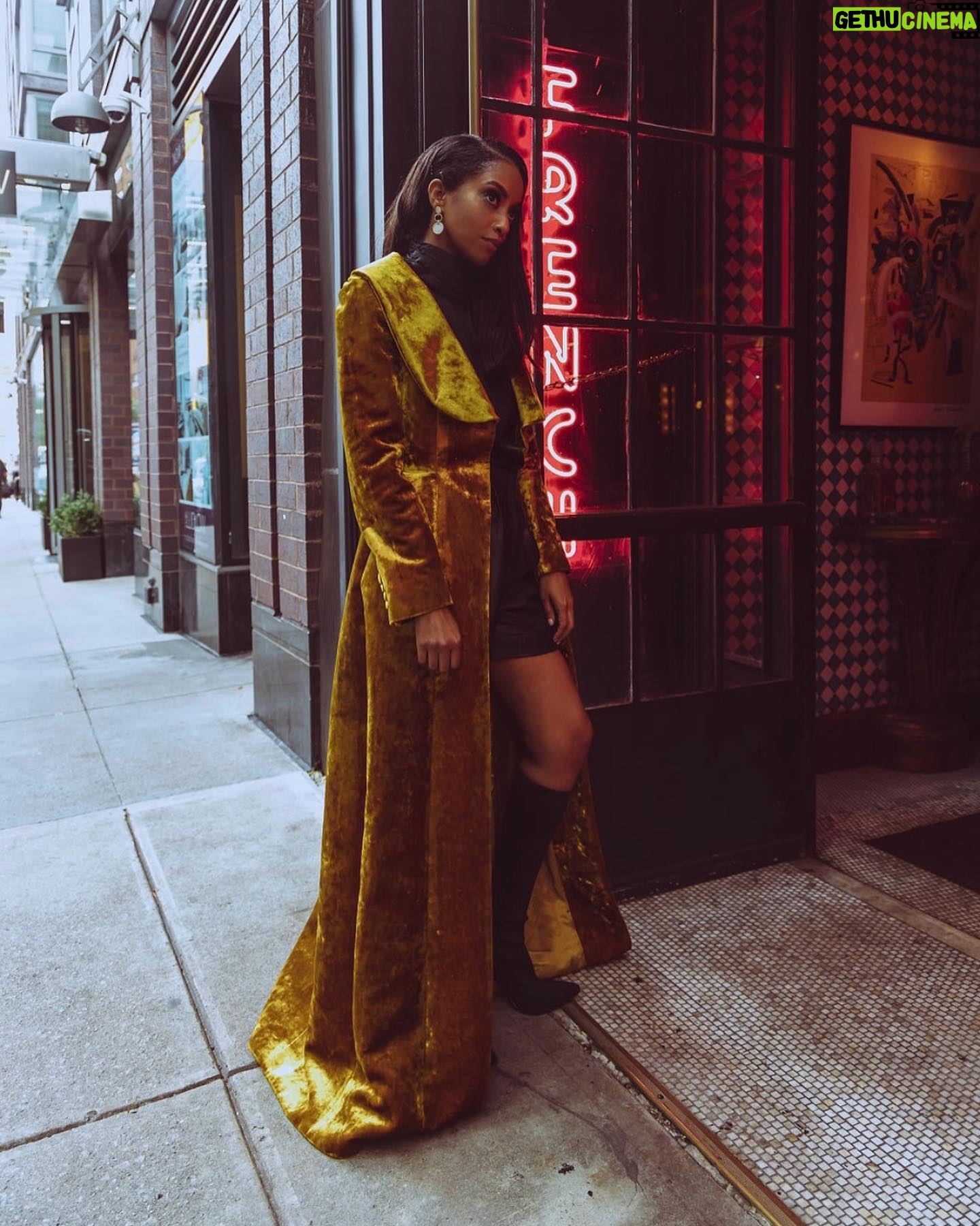 Azie Tesfai Instagram - During fashion week @schaunchampion shot some photos between shows in NYC π The best time β€οΈβπ₯π₯ πΈ: @schaunchampion Styled by : @marissa_pelly Make up: @lolitavbeauty Hair : @nettyjordan