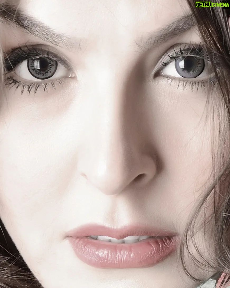 Azita Torkashvand - 7.7K Likes - درود برشما . زبان قدرتمند است كلماتى كه به كار مى بريم مى تواند زندگى ما را عالى كند و بهانه اى كه مى آوريم مى تواند از نعمت بزرگى ما را محروم كند
كلمات مى تواند اعتماد به نفس يك انسان را نابود كند عظمت او را از بين ببرد و يا مى تواند عملكرد او را عالى كند و جامعه ای را نجات دهد
يكى از بهترين كلمات اين است كه فقط شروع كن و بهانه نياور احساس ناتوانى نكن، نترس، ترديد نكن محكم و استوار باش
زندگی کن و بدان خداوند این فرصت را به تو نعمت داده با انگیزه و امید به سمت هدفت اوج بگیر ،سنگ های در مسیر رودخانه ملودی زیبایی آب است ،نترس از سنگ های جلوی پایت.
،روزگارتان سرشار از آرامش.
#آرامش_مهمان_هميشگى_قلب_مهربونتون🐬🎣🐬🎣🐬🎣🐬🎣🐬🎣🐬🎣
#انرژی_مثبت
#امید
#انگیزشی_موفقیت
#آگاهی_معنوی
#آگاهی
#آزیتا_ترکاشوند