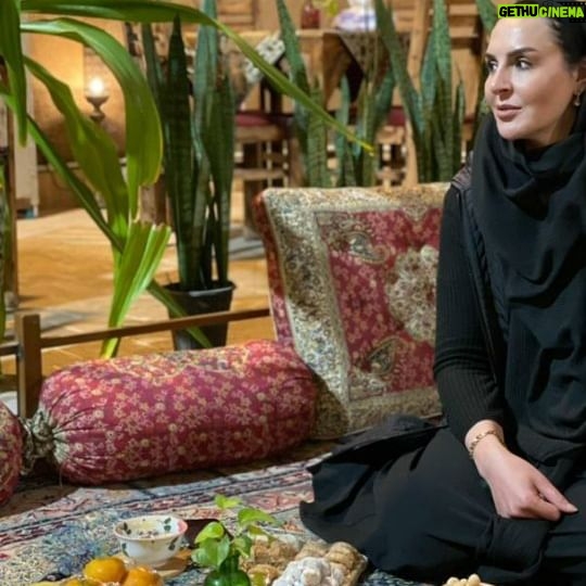Azita Torkashvand - 24.3K Likes - اگر کسی را دیدی از کوچکترین چیزها لذت می برد محو طبیعت میشود کمتر سخت می گیرد می بخشد بی بهانه می خندد عشق ورزی می کند .نه بی مشگل است و نه شیرین عقل او طوفانهای هولناکی را پشت سر گذاشته و قدر لحظه لحظه ی زندگی را می داند ،می داند که باید زندگی را محکم در آغوش بگیرد.
#آرامش_مهمان_هميشگى_قلب_مهربونتون🐬🎣🐬🎣🐬🎣🐬🎣🐬🎣🐬🎣
#آگاهی
#عشق_الهی
#زندگی_شاد
#خدایا_دوستت_دارم_عاشقانه_آگاهانه
#آزیتا_ترکاشوند
#اندیشه_مثبت