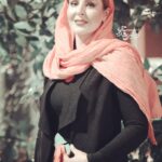 Azita Torkashvand Instagram - ☀️ هله عاشقان بکوشید که چو جسم و جان نماند دلتان به چرخ پرد چو بدن گران نماند دل و جان به آب حکمت ز غبارها بشویید هله تا دو چشم حسرت سوی خاکدان نماند نه که هر چه در جهانست نه که عشق جان آنست جز عشق هر چه بینی همه جاودان نماند عدم تو همچو مشرق اجل تو همچو مغرب سوی آسمان دیگر که به آسمان نماند ره آسمان درونست پر عشق را بجنبان پر عشق چون قوی شد غم نردبان نماند تو مبین جهان ز بیرون که جهان درون دیده‌ست چو دو دیده را ببستی ز جهان جهان نماند دل تو مثال بامست و حواس ناودان‌ها تو ز بام آب می‌خور که چو ناودان نماند تو ز لوح دل فروخوان به تمامی این غزل را منگر تو در زبانم که لب و زبان نماند تن آدمی کمان و نفس و سخن چو تیرش چو برفت تیر و ترکش عمل کمان نماند #مولانای_جان #مولانا #شعر #آگاهی_معنوی #آزیتا_ترکاشوند