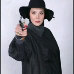 Azita Torkashvand Instagram - پست موقت. قسمت هشت پدر خوانده ساخته سعید ابوطالب رو دیدم. من با توجه به اینکه در مافیا قسمت اول بازی کردم و تا حدودی به این نوع بازی آشنا هستم و میدونم اگر مافیا هستی باید دروغگوی خوبی باشی و خودت رو دوستدار شهر معرفی کنی و اگر شهروند هوشیار تا بتونی بازی رو ببری پس تحلیل ام در پدر خوانده قسنت ۸ رو دوست داشتم بنویسم. مافیا دو شهروند مفید رو سید جواد هاشمی و امیر علی نبویان رو وسط میاره و پشت دست اینا بازی میکنه و از آب کره میگیره و شهروندا رو به جون هم میندازه و کامل کنار می ایست و شهروندا خود تبر هم میشن و نابود میکنن شهر رو،خیلی منو به فکر داشت تفرقه بنداز و حکومت کن،با یک پروپاگاندا و مسموم کردن فضای ذهنی و هوچیگری ، خوب نتیجه؟ ما باید شهروندای باهوشی باشیم جارچی و هوچیگری رو تشخیص بدیم اهل تحلیل باشیم و موج سوار نشیم و بدونیم که هر حرکت اشتباه یعنی به سود مافیا .پس ما دارای هوش و تحلیل و تفکر هستیم و جز شهروندای باهوش یادمه یه جمله ای تو بازی خودم گفتم که فکر میکنم چقدر درست بود،اینکه یک شهروند بد برابر با صد تا مافیاست 😉 بازی مافیا خیلی عجیب و پیشنهاد میکنم دور هم که هستین بازی کنید و بعد خودتون تحلیل کنید بازی رو🙋‍♀️ به امید آگاهی. #مافیا #پدر خوانده #آگاهی #تفرقه #وطن #عشق #دوستی #مهر #وحدت #آزیتا_ترکاشوند