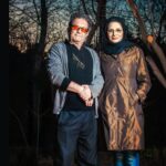 Azita Torkashvand Instagram - من در حیرتم و جای تعجب دارد !!!بعضی از رسانه ها و خبرگزاریها یا پیج های زرد چگونه ،چگونه میتوانند این فاجعه و از دست دادن استاد بزرگ سینمای ایران یک شوالیه ی فلسفه و میراث فرهنگ و هنر یک کشور رو خوراک خبری خودشون قرار بدهند!!!،این چه سبک زندگیه که انتخاب کردین ؟چگونه میتوانید با وجدان خود کنار بیایید؟آیا در زندگی شخصیتان آرامش دارید؟آیا آگاه هستین وجدان هستی بیدار است و جهان دارای نظم الهی ایست ؟آیا میدانید امکان نداره انرژی و عمل ما در جهان بدون پاسخ بماند و هر عملی عکس العملی به همراه دارد و خداوند و جهان هستی بی پاسخ نمیگذارد؟ چرا اجازه نمیدهید بازماندگان این بزرگواران در غم از دست دادن عزیزشان عزا داریشان را کنند ؟چرا اجازه نمیدهید تا بتوانند با این مصیبت کنار بیایند ؟چرا نمک بر زخمشان با خبرهای دروغ تهمت افترا می پاشید ؟ چرا به فکر آبروی دیگران نیستین؟ به کجا چنین شتابان این هوچیگری های مجازی ضربه بزرگی به جامعه وارد میکند ،این هوچیگریها و خبرهای دروغ رسانه ای باعث بر هم زدن امنیت روانی جامعه میشود این بی وجدانی در خبر برای جذب فالور باعث بر هم زدن امنیت کشور میشود.این هوچیگریها باعث تحریک افکار عمومی میشود ،سال گذشته هم همین هوچیگریهای رسانه ای باعث تحریک شد و چقدر خانواده داغدار شدن؟کسانی که در فضای مجازی باعث بر هم زدن امنیت روانی جامعه و آزار و اذیت روحی دیگران میشوند بدانند که قاتلان خاموشن و باید پاسخگو باشند .شریک هستین در یک هینوتیزم جمعی در یک کمای فکری که به جامعه القاءمیکنید. در هر موردی مسئله ای همه کارشناس و تحلیل گر و کاراگاه هستن بدون اینکه سواد و دانش کافی در مورد موضوع داشته باشن ،اجازه دهید هر کسی کار مربوط به خودش را انجام دهد تمام کنید این هوچیگری را.اعصاب و روان همه به هم ریخته از این حجم از خبر دروغ اخبار کذب ،قدرت تفکر و تحلیلو راستی آزمایی را از مردم گرفتین با این نوع بمباران های خبری ،احترام بگذارید به خانواده ی محترم و شریف استاد و احترام بگذارید به امنیت روانی جامعه شریف باشیم . روحتان شاد یادتان گرامی استاد بزرگ 🙏 #انسانیت #وجدان_بیدار #فضای_مجازی #تسلیت #هنرمندان_ایرانی