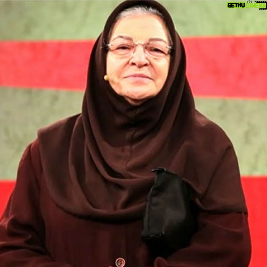 Azita Torkashvand - 4.9K Likes - امروز یاد بازیگر خوب و مردمی خانم آزیتا
لاچینی و خانم پروین ملکی افتادم
هنرمندانی پیشکسوت که تمام عمر برای هنر تمام قد ایستادند.
خانم لاچینی هم قدرانت هستیم و هم شرمنده
چرا که ؟عزیز از دست دادی ،کمرت خم شد ،ولی در روزهای پر از غمت تنهایت گذاشتیم و بی مهری دیدی و یک دیدار را دریغ کردیم و همدردی نکردیم آنطوری که شما بودین برای هنر و فرهنگ و اهالی سینما و تلویزیون ما مرام نگذاشتیم و حرمت پیشکسوت به جای نیاوردیم،
بانو پروین ملکی ،ببخش ما را که هنرت را نادیده گرفتیم و حتی انقدر معرفت نیست برای شادی دلت و اینکه منبع درامدت یادتان باشیم.
پیشکسوت ها و کسانی که عمر و جوانی خودشان را در خدمت هنر و مردم و کشور بودند را دریابیم.
تنها کاری که یاد گرفتیم وقتی از دنیا رفتیم عکس و پست و واییی مصیبت ها سر دهیم.
یا در نهایت بیانیه ای از جاییی و تسلیت .تمام.رسالت انجام شد.
تا وقتی زنده هستیم به توجه و محبت نیازمندیم زمانی که رفتیم دیگر مهم نیست این ای واییی ها ......
آقای ارجمند از بیست میلیارد صندوق پیشکسوتان ،پیشکسوت را دریابید.سپاس🙏
#آزیتا_لاچینی
#پروین_ملکی
#هنرمندان_زن
#بازیگران_زن
#پیشکسوتان_سینما
#رسانه_ملی
#خانه_سینما
#هنر
#انسانیتم_آرزوست
#آزیتا_ترکاشوند