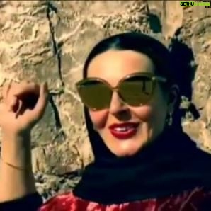 Azita Torkashvand - 18.7K Likes - زاهد بودم ترانه گویم کردی
سر فتنه ی بزم و باده جویم کردی
سجاده نشین با وقاری بودم
بازیچه ی دست کودکان کویم کردی.
این شعر مولاناست ولی گویی حرف دل است(زبان مشترک دنیا عشق است)
تو با قلب ویرانه ی من چه کردی
ببین عشق دیوانه ی من چه کردی
مگر لایق تکیه دادن نبودم
چقدر زیباست ادم با زبان خودش با خدای خودش حرف بزنه ،ایمان و باور و اعتقاد موتور معنویت و حرکت و امید انسان به نظرم،به هر حال خدا شکرت که هستی و احساس تنهایی نکنم❤
خدایا عاشقانه و آگاهانه دوستت دارم.
#فقط_خدا
#عشق_الهی
#خدایا_شکرت_که_هستی_و_برایمان_خدایی_میکنی
#شعر
#مولانا