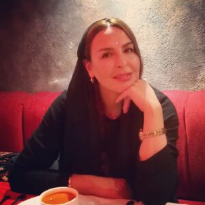 Azita Torkashvand Instagram - طرز خودکشی در هر کسی منحصر به خودشه
یکی دیگه شیک نمی پوشه یکی دیگه آرزو نمیکنه
یکی دیگه به تحصیل ادامه نمیده ،یکی دیگه به خودش نمیرسه،یکی دائم ترانه های غمگین گوش میده،یکی دیگه از خودش عکس یادگاری نمیگیره،
یکی دیگه محبت نمیکنه ،یکی دیگه محبت نمیپذیره.
زندگی رو باید زندگی کرد لحظه ها رو باید ساخت
همین خوشبختی های کوچولو کوچولو رو کنار هم بزاری میشه خط خوشبختی .انسان با امید و تلاش انگیزه میگیره ،برای ادامه  راه،لبخند بزن بر تمام مشکلات و بدون خدای تو از هر مشگلی بزرگتره.
قدرتمند پیش برو و بدون تا وقتی هستی میتونی 
تا وقتی خدا فرصت بهت داده که نفس بکشی میتونی به هدفت آرزو و رویاهات برسی ،رویاها سهم الهی ما هست که به ذهنمون میاد پس با قانون شکر گزاری و امید و تلاش برو و رویاهات رو از جهان بگیر👌

#آزیتا_ترکاشوند 
#زندگی
#سبک_زندگی
#آرامش_مهمان_هميشگى_قلب_مهربونتون🐬🎣🐬🎣🐬🎣🐬🎣🐬🎣🐬🎣 
#آرامش_الهی 
#مثبت_اندیشی 
#امید_انگیزه