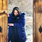 Azita Torkashvand Instagram - من ساخته شده ام برای اینکه از ناملایمات زندگی عبور کنم ،بی آنکه خم به ابرو بیاورم ،گاهی دلم میخواهد در یک جایی دور بی هیچ هیاهو بی انکه دگری باشد آرام گیرم ،دلم کمی تنهایی میخواهد خودم را میخواهم پیدا کنم من گمگشته دارم. (دلنوشته) من سالهاست که فقط برایش شعر میخوانم #دلنوشته #آزیتا_ترکاشوند #آرامش_مهمان_هميشگى_قلب_مهربونتون🐬🎣🐬🎣🐬🎣🐬🎣🐬🎣🐬🎣 #آگاهی_معنوی #خرد #خدایا_شکرت_که_هستی_و_برایمان_خدایی_میکنی