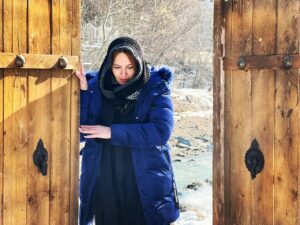 Azita Torkashvand Instagram - من ساخته شده ام برای اینکه از ناملایمات زندگی عبور کنم ،بی آنکه خم به ابرو بیاورم ،گاهی دلم میخواهد در یک جایی دور  بی هیچ هیاهو بی انکه دگری باشد آرام گیرم ،دلم کمی تنهایی میخواهد خودم را میخواهم پیدا کنم من گمگشته دارم.
(دلنوشته)
من سالهاست که فقط برایش شعر میخوانم

#دلنوشته
#آزیتا_ترکاشوند 
#آرامش_مهمان_هميشگى_قلب_مهربونتون🐬🎣🐬🎣🐬🎣🐬🎣🐬🎣🐬🎣 
#آگاهی_معنوی 
#خرد 
#خدایا_شکرت_که_هستی_و_برایمان_خدایی_میکنی