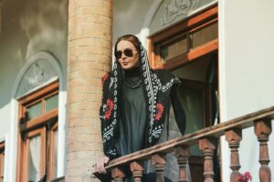 Azita Torkashvand Instagram - در این خاک در این خاک 
در این مزرعه پاک بجز عشق بجز عشق دگر هیچ نکاریم.
#مولانای_جان 
#شعر 
#خدایا_شکرت_که_هستی_و_برایمان_خدایی_میکنی 
#آزیتا_ترکاشوند
#گلونی