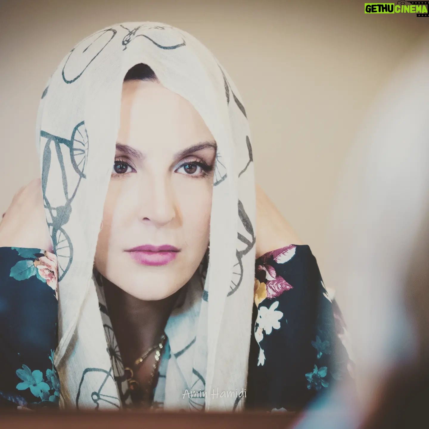 Azita Torkashvand Instagram - آهستگی را تمرین کن آهسته حرف زدن آهسته راه رفتن آهسته خوردن و آشامیدن آنگاه آهسته به خودت نزدیک میشوی و نظاره گر خود میشوی ،خودت را میبینی ،حرکات و فکرت و عملکردت این آهستگی یعنی نوعی مراقبت از خود و عشق به خود. خود واقعی ات را مشاهده کن و ناظر باش۰ #آگاهی. #آرامش_مهمان_هميشگى_قلب_مهربونتون🐬🎣🐬🎣🐬🎣🐬🎣🐬🎣🐬🎣 #خودشناسی #آزیتا_ترکاشوند #هنر_زندگی