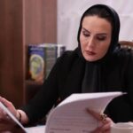 Azita Torkashvand Instagram – در خیالم لنگه کفش بچگیم را در کوچه هاب پر برف و باریک محله ام جا گذاشتم .
میدانی چرا؟
دلتنگ صدای آن پسر محله هستم که با شرم و سر ی به پایین میگفت،آبجی کمک نمیخواهی؟
دلتنگ کودکیم که وقتی از محل گذر میکردم همان پسر محله ی خاطرات کودیکم میگفت،آبجی تو ناموس مایی تو محل هر کاری داشتی رو داداشت حساب کن.
و امروز تنها به خدا پناه می برم🙏
(دلنوشته )
#آزیتا_ترکاشوند