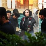 Azita Torkashvand Instagram - گفتمش سیر ببینم مگر از دل برود وآن چنان پای گرفته‌ست که مشکل برود دلی از سنگ بباید به سر راه وداع تا تحمل کند آن روز که محمل برود چشم حسرت به سر اشک فرو می‌گیرم که اگر راه دهم قافله بر گل برود ره ندیدم چو برفت از نظرم صورت دوست همچو چشمی که چراغش ز مقابل برود موج از این بار چنان کشتی طاقت بشکست که عجب دارم اگر تخته به ساحل برود سهل بود آن که به شمشیر عتابم می‌کشت قتل صاحب‌نظر آن است که قاتل برود نه عجب گر برود قاعدهٔ صبر و شکیب پیش هر چشم که آن قد و شمایل برود کس ندانم که در این شهر گرفتار تو نیست مگر آن کس که به شهر آید و غافل برود گر همه عمر نداده‌ست کسی دل به خیال چون بیاید به سر راه تو بی‌دل برود روی بنمای که صبر از دل صوفی ببری پرده بردار که هوش از تن عاقل برود سعدی ار عشق نبازد چه کند ملک وجود حیف باشد که همه عمر به باطل برود قیمت وصل نداند مگر آزرده هجر مانده آسوده بخسبد چو به منزل برود سعدی 🌼☘️🌼☘️🌼☘️🌼☘️🌼☘️🌼☘️🌼 #هنرمندان_زن #سینما #بازیگران_زن #هنرمندان_ایرانی #هنرپیشه #آزیتا_ترکاشوند #سعدی_شیرازی