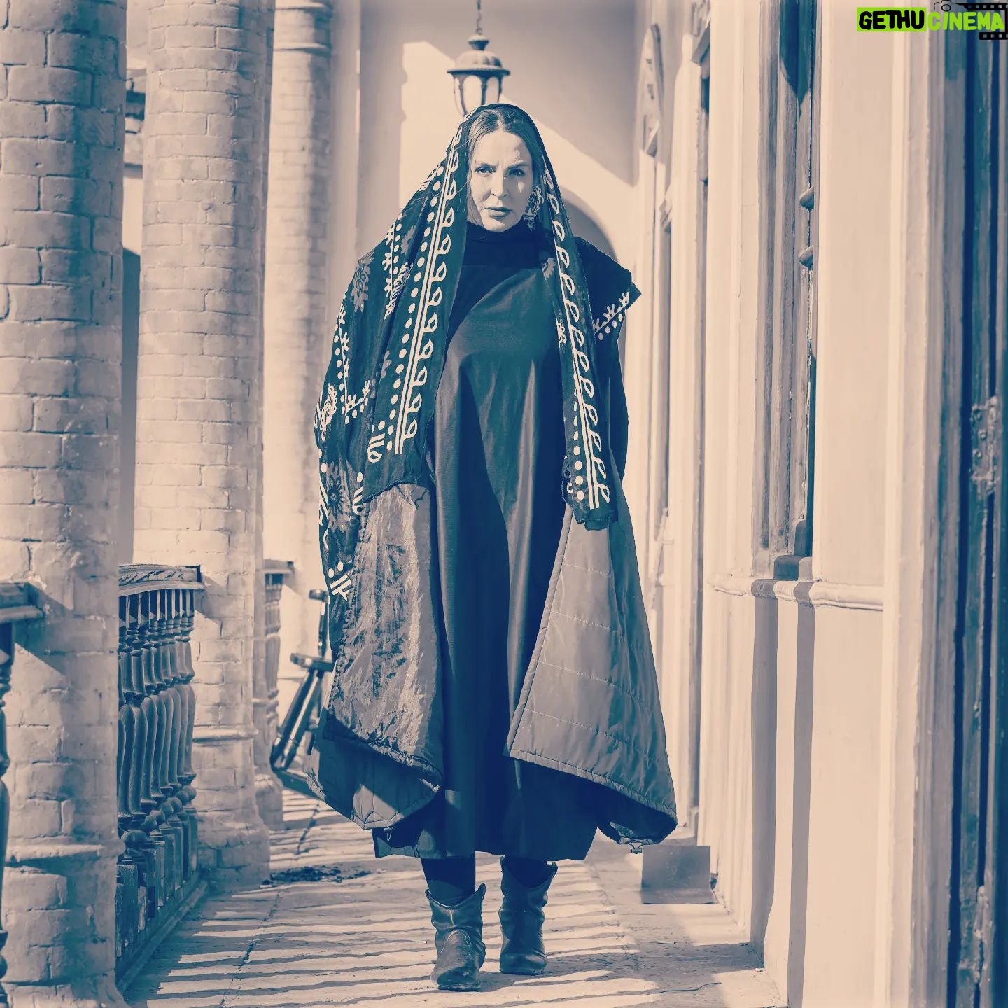 Azita Torkashvand Instagram - در میان نفرت فهمیدم که درون من عشقی شکست ناپذیر وجود دارد و در میان گریه ها دریافتم که در درون من لبخند.زمانی که درک کردم چند وقتی مسافر این سیاره هستم و خواهم رفت،پس ناملایمات زندگی را دیدم و گذر کردم و هر رنجی گنج درونم شد. در سادگی لحظه حاضر باش. #آزیتا_ترکاشوند #هنرمندان_زن #سکوت_ذهن_معبد_آگاهی #هنرپیشه #سینمای_ایران #آگاهی_معنوی #خدایا_دوستت_دارم_عاشقانه_آگاهانه