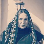 Azita Torkashvand Instagram - یاد بگیر روی پای خودت بایستی، به خودت تکیه کنی و همه کاره ی دنیای خودت باشی دلت که گرفت، دنبال گوشی برای شنیدن و دستی برای نوازش نگردی و خودت درمان دردها و بی کسی خودت باشی از هیچ کس توقعی نداشته باش! توقع داشتن از آدم ها، جز اینکه باعث رنجش، و مانع ابتکار و خودباوری ات باشد نتیجه ی دیگری ندارد سعی کن فقط روی خودت، و توانمندی های خودت حساب کنی ... عکس از:@samira.bidel.m74 #آرامش #آگاهی #انرژی_مثبت #خدا #آزیتا_ترکاشوند