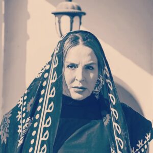 Azita Torkashvand Instagram - یاد بگیر روی پای خودت بایستی،
به خودت تکیه کنی
و همه کاره ی دنیای خودت باشی
دلت که گرفت، دنبال گوشی برای شنیدن
و دستی برای نوازش نگردی
و خودت درمان دردها و بی کسی خودت باشی
از هیچ کس توقعی نداشته باش!
توقع داشتن از آدم ها، جز اینکه باعث رنجش،
و مانع ابتکار و خودباوری ات باشد
نتیجه ی دیگری ندارد
سعی کن فقط روی خودت، و توانمندی های خودت حساب کنی ...
عکس از:@samira.bidel.m74

#آرامش 
#آگاهی 
#انرژی_مثبت
#خدا
#آزیتا_ترکاشوند