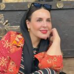 Azita Torkashvand Instagram - اگر دیدی زنی لباسهای مرتب پوشیده صورتش را با رنگ و لعاب سرخ نگه داشت و لبخند زد بدان در سکوت زخمهایش را ترمیم کرده و دوباره به زندگی برگشته است. اگر دیدی کسی لبخند میزند سخت نمیگیرد زود دلگیر نمیشود قضاوت نمیکند شکرگزار است بدان طوفانهای زندگی را پشت سر گذاشته و این گردباد روزگار به او آموخته که زندگی را زندگی کن . و این یعنی پختگی و تکامل ،از مبداء تا مقصد مسافری از مسیر لذت ببر و بدان چتر حفاظت و حمایت پروردگار همیشه روی سر تو جاریست .او هیچ گاه تنهایت نخواهد گذاشت.💜💜💜💜 #خدایا_شکرت_که_هستی_و_برایمان_خدایی_میکنی #آرامش_مهمان_هميشگى_قلب_مهربونتون🐬🎣🐬🎣🐬🎣🐬🎣🐬🎣🐬🎣 #هنر_زندگی #بازیگران_زن #هنرمندان_ایرانی #هنرپیشه_ایرانی #هنر #آگاهی #آزیتا_ترکاشوند