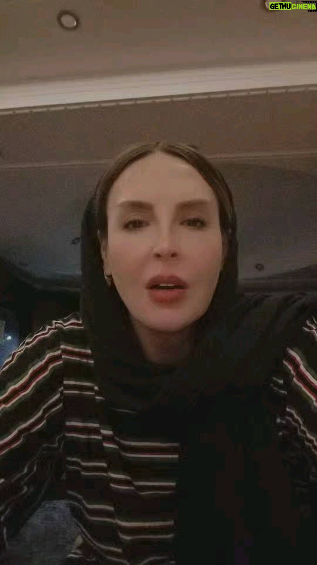 Azita Torkashvand - 17.7K Likes - حال دنیا را چو پرسیدم من از فرزانه ای؟
#شعر_خوب_بخوانیم
#شعر
#شعر_خوانی
#خدایا_شکرت_که_هستی_و_برایمان_خدایی_میکنی
#نیایش_با_خدا
#نور_الهی_روشنابخش_راهتون
#آزیتا_ترکاشوند