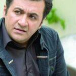 Azita Torkashvand Instagram - زمانی که خواستم فانوسکهای آبادی را بسازم ،زنگ زد به شهرام عبدلی گفتم اولین کار بلندم رو میخوام بسازم ،هستی؟گفت هستم رفیق .خیلی زود بود هنرمند مردمی. روحت شاد و یادت گرامی، چقدر با معرفت و بامرام و با گذشت بودی ،چقدر مهربون ،، خواننده فانوسکهای آبادی،جوان خوش صدا و هنرمند،.@amir_music__officiall نویسنده و کارگردان:آزیتا ترکاشوند #شهرام_عبدلی 🖤🖤 #فانوسکهای_آبادی #آزیتا_ترکاشوند #چهارمحال_بختیاری #لردگان_چهارمحال #سینما #هنرمندان_زن #بازیگران_زن #بازیگرایرانی