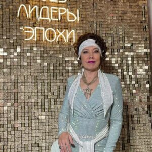 Aziza Instagram - Нашла  медаль  своего Героя. Приятная и неожиданная  награда в честь моего 35-ти летнего творческого  пути в  мире музыки. Благодарю организаторов торжественной церемонии ,, ЛИДЕРЫ ЭПОХИ 2023"" Лобанов Никита @persono_awards
nik.lob
