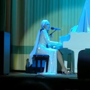 Aziza Instagram - О вы, двуногие, с плохой и бледной кожей, 
Лишенные клыков, и шерсти, и когтей! 
Вы горько плачете, на свет родившись божий, 
Как будто знаете об участи своей. 
Природа наделить смогла вас даром речи 
И руки, ловкие в работе, вам дала; 
Но почему ж тогда в натуре человечьей 
В отличье от зверей таится столько зла? 
Да, вы свирепей нас, и низменней, и злее. 
Боитесь смерти вы, но снова и опять, 
То яростью дыша, то в страхе цепенея, 
Вы продолжаете друг друга истреблять. 
В смертельной схватке вепрь не будет с вепрем биться, 
И в логове у нас извечный мир царит ... 
Нет! Человеком стать, среди людей родиться¬ - 
От участи такой пусть бог Хранит!!!!!!
 Вольтер. "М.Макиавелли"

ДОБРОГО ВРЕМЕНИ СУТОК ВСЕМ. ВОТ И ВЕСНА ПРИШЛА. И  У МЕНЯ В СЕРДЦЕ ПОСЕЛИЛАСЬ НАДЕЖДА, , ЧТО  ВСЕ ТАКИ РАЗУМ, ДАННЫЙ ЧЕЛОВЕКУ БОГОМ  ВОСТОРЖЕСТВУЕТ. И НЕ ЗАВТРА, НЕ ПОСЛЕ ЗАВТРА, А СЕГОДНЯ. ЗДЕСЬ И СЕЙЧАС. ПОТОМУ, ЧТО БУДУЩЕГО УЖЕ МОЖЕТ НЕ БЫТЬ. МЫ ВСЕ НАДЕЕМСЯ, ЧТО ТЕ, В ЧЬИХ РУКАХ СЕЙЧАС ЖИЗНИ ЛЮДЕЙ И ВСЕЙ ПЛАНЕТЫ УСЛЫШАТ СВОЮ ДУШУ, КОТОРАЯ УЖЕ НЕ В ПЕРВЫЙ РАЗ ПРИХОДИТ В САНСАРУ,  В КРУГОВОРОТ ЖИЗНИ И СМЕРТИ. А ДУША КАЖДОГО ЧЕЛОВЕКА В ДЕТСТВЕ ХОЧЕТ ОДНОГО- МИРА, СПОКОЙСТВИЯ, ЛЮБВИ МАТЕРИ И ОТЦА. ДУША КАЖДОГО РЕБЕНКА ХОЧЕТ МИРА ВО ВСЕМ МИРЕ. ВЗРОСЛЫЕ ДЯДИ И ТЕТИ ИЗ ЗА КОРДОНА, КТО  УЖЕ МНОГО ЛЕТ СЕЕТ  ХАУС И МРАК НА ЗЕМЛЕ, РАЗЪЕДЕНЯЯ БРАТСКИЕ НАРОДЫ, ВСПОМНИТЕ  О ТЕХ МАЛЬЧИШКАХ И ДЕВЧОНКАХ, КОТОРЫЕ ЖИВУТ ВНУТРИ ВАС. ДА, ВЫ ЗАПРЯТАЛИ ИХ  ГЛУБОКО,  ОТДАВ ПРЕДПОЧТЕНИЕ ТЛЕННОМУ, ЗАБЫВ О ДУХОВНОМ И ВЕЧНОМ.  НО ОНИ ВСЕ ЕЩЕ ЖИВУТ В ВАС . ЖИВУТ В САМЫХ ТЕМНЫХ УГОЛКАХ ВАШЕГО ПОДСОЗНАНИЯ И ЭГО.  ЕЩЕ ЖИВУТ И  ИЗО ВСЕХ СИЛ СЕЙЧАС КРИЧАТ ВАМ. ОПОМНИТЕСЬ ЛЮДИИИИИИИИИ!!!!!!!!!  УСЛЫШЬТЕ ИХ ГОЛОСА . АМИНЬ.
 
"Царь-колокол"
Музыка: О.Бескровный
Слова: Б.Дубровин

  #мирвовсеммире