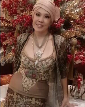 Aziza Instagram - Доброго времени суток всем. Скоро новый год. Для меня это означает:  новые планы и надежды. Новые возможности и знания. Новые люди, новые города, песни, новые пути жизненных решений... Но главное-это ОБНОВЛЕНИЕ ДУШИ. Оставляя в уходящем году все пережитое,  болезненное, отнимающее порой силы и надежды, осознав свои ошибки , попросив прощения, оценив не только свои, но и чужие достижения,  избавляясь от страхов и грехов... Душа становится ярче. Она, подобно факелу  согревает, освещает и исцеляет не только храм телесный, в котором  живет, но и все вокруг. Люди, окружающие тебя от этого становятся тоже светлее, сильнее, добрее и милосерднее. Жить в таком мире  огромное счастье. ВСЕХ  С НАСТУПАЮЩИМ НОВЫМ  ГОДОМ  ЖИЗНИ!!! С ОБНОВЛЕНИЕМ ДУШИ !!!!!