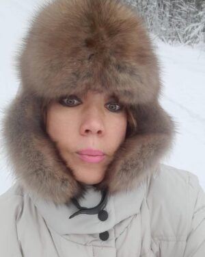 Aziza Instagram - Доброго времени суток всем и наше солнечное приветствие! 

22 декабря - день силы. 

Сегодня  день одного из 4х главных и мощных по энергетике праздников в году - день зимнего солнцестояния. Это праздник нарождающегося Нового солнца, Нового года. 21-го декабря стояла самая длинная ночь в году. Она символизирует затихание, замирание.
Это конец всего, что мы пережили в этом году. 
   21 -22 декабря - это дни подведения итогов, анализа и переосмысления всего, что случилось с нами в этом году. 
  Это день прощения и благодарности за все блага и неприятности. 
*Простите* сегодня всех, кто огорчил и обидел вас в этом году. *Поблагодарите* всех, кто помог, вдохновил и порадовал вас, и тех, кто преподнёс вам суровые уроки. Ведь только в испытаниях мы учимся и развиваемся. 
*Поблагодарите* Высшие силы, которые дали возможность вам прожить ещё один год и насладиться счастьем Жизни на этой волшебной планете.
*Подумайте* о том, что бы вы хотели оставить в этом году, от чего хотели бы избавиться, с кем или с чем проститься. 
Напишите всё это на бумаге и сожгите🕯️. 🌬️.
Именно сегодня празднуется встреча нового года. 
Ведь сегодня сама природа выделяет для этого события огромный потенциал энергии. 
  Рождение Нового Солнца - это мощный выплеск созидательной силы! Наполняйтесь этой энергией, сама мать-природа позаботилась о нас, создав такие мощные источники силы!
Почему мы празднуем праздники в те даты, где нет энергии? 
В эти дни мы лишь сливаем свою энергию в эгрегоры. Значит кому-то было нужно спрятать от нас энергию и силу самой природы. 
  22 декабря на рассвете, встречая новое солнце, и последующие три дня загадывайте желания, планируйте, непременно будьте радостны. 
Все ваши мысли и желания, загаданные в эти дни с чистым сердцем, непременно сбудутся. ☝️Только будьте осторожны в этот день и ни в коем случае не думайте о плохом, 
так как созидательная сила этого дня настолько мощная, что исполнит ваши плохие мысли. 

Простите меня все те, кого я обидела и доставила неприятности!
Благодарю всех вас, что мне выпала честь встретиться с вами, благодарю вас за опыт и любовь!  
С праздником всех! Здоровья, любви, счастья и радости всем вам!!! 

С Новым Солнцем!☀️