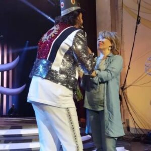 Aziza Instagram - Доброго времени суток всем. Самые позитивные артисты нашей эстрады. Не смотря НИ НА ЧТО!!! Артисты вне времени, вне моды, вне конкуренции!!!