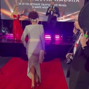 Aziza Instagram - Разделяю эту награду со своим Великим Родом Мухамедовых!!! Принемаю поздравления -поцелуи  на  сбер карту.  Желающие  могут  внести  свой вклад в  мои новые песни , записии, оранжировки.
2202 2067 0601 8897 🥰