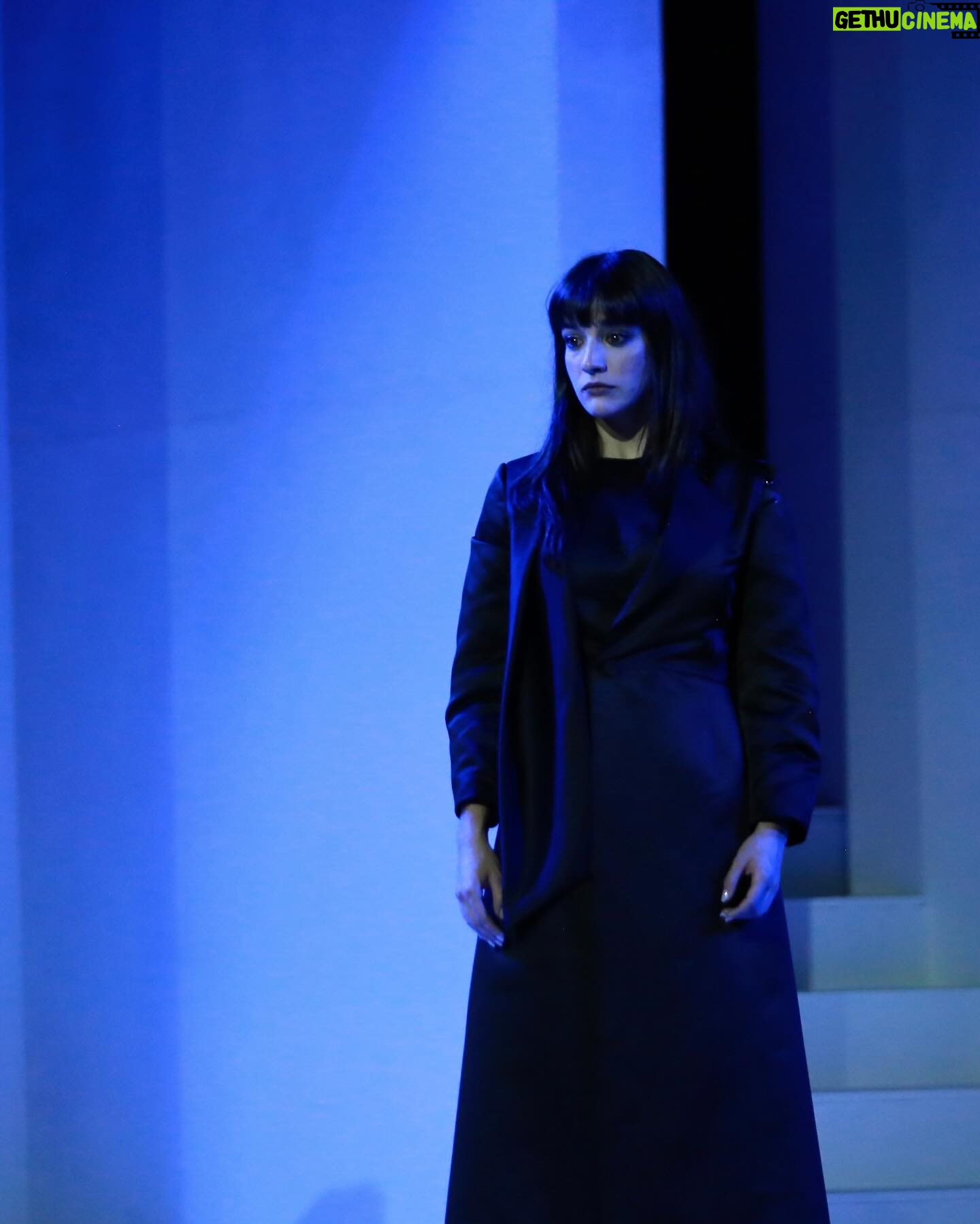 Bárbara Branco Instagram - ELECTRA // os três últimos espetáculos ⚡️ de hoje a sábado às 21h e domingo às 16h, na Academia das Artes do Estoril de EUGENE O’NEILL encenação CARLOS AVILEZ versão | dramaturgia GRAÇA P. CORRÊA cenografia | figurinos FERNANDO ALVAREZ desenho de luz MANUEL ABRANTES desenho de som surround HUGO NEVES REIS canções originais TIAGO MACHADO assistência de encenação RODRIGO ALEIXO produção RAUL RIBEIRO direção de montagem RUI CASARES interpretação BÁRBARA BRANCO, CARLA MACIEL, CAROLINA FARIA, DAVID ESTEVES, DIOGO MESQUITA, JOÃO CRAVEIRO, LUIZ RIZO, MIGUEL AMORIM, MIGUEL LOUREIRO, RAFAEL CARVALHO, RENATO PINO, RITA CALÇADA BASTOS, SÉRGIO SILVA, SUSANA LUZ, TERESA CÔRTE-REAL, TERESA JERÓNIMO, TOBIAS MONTEIRO, VERA MACEDO