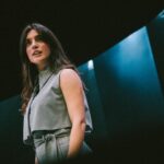 Bárbara Branco Instagram - foi uma pausa de 5 segundos para deixar assentar algumas ideias mas hoje já estamos de volta ao palco do São Luiz para cantar Abril ✌🏼e que bonita que é a festa, pá. venham! QUIS SABER QUEM SOU, de Pedro Penim até 28 de abril no @teatrosaoluiz | terça a sábado às 20h | domingo às 17h30