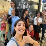 Bárbara Branco Instagram - Um coro de inspiração grega. Um cancioneiro lindo, mas duro. E citações e citações e mais citações que lamentam, que avisam e que incitam. Para mim, um grupo de amigos que se reuniu neste aniversário para celebrar os 50 anos de liberdade. Para mim, um grupo de revolucionários (acho que posso usar esta palavra) que usam as cantigas como armas e que vêm para a rua gritar. Somos muitas. E hoje, todas juntas, iniciamos as celebrações do dia mais lindo, do dia sonhado. Apanhem os últimos bilhetes e juntem-se a nós. QUIS SABER QUEM SOU, de Pedro Penim de 20 a 28 de abril no @teatrosaoluiz terça a sábado às 20h | domingo às 17h30 CONCEÇÃO, TEXTO E ENCENAÇÃO | Pedro Penim DIREÇÃO MUSICAL | Filipe Sambado DIREÇÃO VOCAL | João Neves CENOGRAFIA | Joana Sousa FIGURINOS | Luís Carvalho DESENHO DE LUZ | Daniel Worm DESENHO DE SOM | João Pratas ASSISTÊNCIA DE ENCENAÇÃO | Bernardo de Lacerda LEGENDAGEM | Barbara Pollastri, Pedro Soares IMAGEM TELÃO | João Azevedo PRODUÇÃO | Teatro Nacional D. Maria II