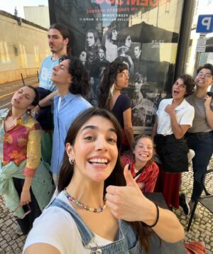 Bárbara Branco Instagram - Um coro de inspiração grega. Um cancioneiro lindo, mas duro. E citações e citações e mais citações que lamentam, que avisam e que incitam. 
Para mim, um grupo de amigos que se reuniu neste aniversário para celebrar os 50 anos de liberdade. Para mim, um grupo de revolucionários (acho que posso usar esta palavra) que usam as cantigas como armas e que vêm para a rua gritar. 
Somos muitas. E hoje, todas juntas, iniciamos as celebrações do dia mais lindo, do dia sonhado. Apanhem os últimos bilhetes e juntem-se a nós.

QUIS SABER QUEM SOU, de Pedro Penim
de 20 a 28 de abril no @teatrosaoluiz 
terça a sábado às 20h | domingo às 17h30

CONCEÇÃO, TEXTO E ENCENAÇÃO | Pedro Penim
DIREÇÃO MUSICAL | Filipe Sambado 
DIREÇÃO VOCAL | João Neves 
CENOGRAFIA | Joana Sousa 
FIGURINOS | Luís Carvalho 
DESENHO DE LUZ | Daniel Worm 
DESENHO DE SOM | João Pratas 
ASSISTÊNCIA DE ENCENAÇÃO | Bernardo de Lacerda 
LEGENDAGEM | Barbara Pollastri, Pedro Soares 
IMAGEM TELÃO | João Azevedo 
PRODUÇÃO | Teatro Nacional D. Maria II