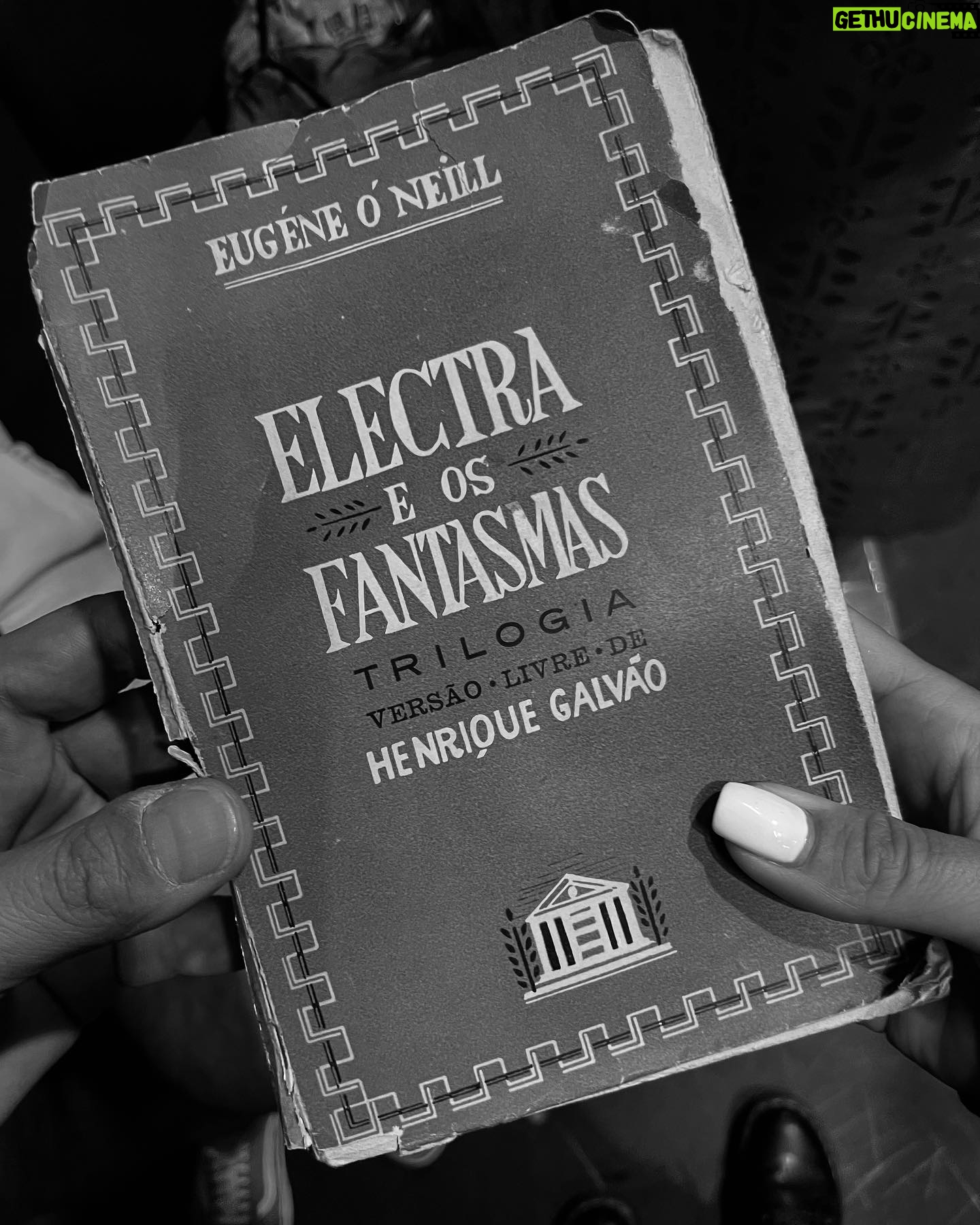 Bárbara Branco Instagram - estou com alguma dificuldade em interiorizar que estreamos amanhã. e que hoje é o ensaio geral. e que esta peça vai mesmo estrear, e que vão estar mesmo pessoas na plateia, e que somos mesmo actores, que estão mesmo a ensaiar a Electra (que é só das peças de que mais gosto), e que a encenação é do Carlos e que amanhã às 21h não há volta a dar. estou com alguma dificuldade em interiorizar isto. help. 🥸 ELECTRA // de Eugene O’Neill // encenação de Carlos Avilez de quinta a sábado às 21h, domingo às 16h // Auditório da Academia das Artes do Estoril