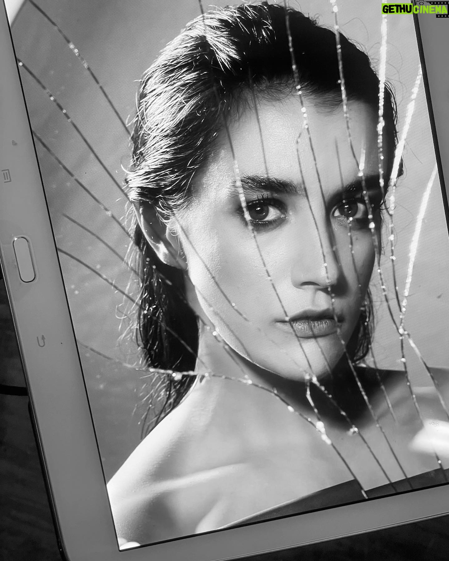 Bárbara Branco Instagram - estou com alguma dificuldade em interiorizar que estreamos amanhã. e que hoje é o ensaio geral. e que esta peça vai mesmo estrear, e que vão estar mesmo pessoas na plateia, e que somos mesmo actores, que estão mesmo a ensaiar a Electra (que é só das peças de que mais gosto), e que a encenação é do Carlos e que amanhã às 21h não há volta a dar. estou com alguma dificuldade em interiorizar isto. help. 🥸 ELECTRA // de Eugene O’Neill // encenação de Carlos Avilez de quinta a sábado às 21h, domingo às 16h // Auditório da Academia das Artes do Estoril