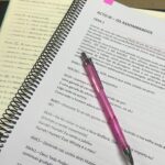Bárbara Branco Instagram - estou com alguma dificuldade em interiorizar que estreamos amanhã. e que hoje é o ensaio geral. e que esta peça vai mesmo estrear, e que vão estar mesmo pessoas na plateia, e que somos mesmo actores, que estão mesmo a ensaiar a Electra (que é só das peças de que mais gosto), e que a encenação é do Carlos e que amanhã às 21h não há volta a dar. estou com alguma dificuldade em interiorizar isto. help. 🥸 ELECTRA // de Eugene O’Neill // encenação de Carlos Avilez de quinta a sábado às 21h, domingo às 16h // Auditório da Academia das Artes do Estoril