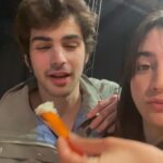 Bárbara Branco Instagram - Um coro de inspiração grega. Um cancioneiro lindo, mas duro. E citações e citações e mais citações que lamentam, que avisam e que incitam. Para mim, um grupo de amigos que se reuniu neste aniversário para celebrar os 50 anos de liberdade. Para mim, um grupo de revolucionários (acho que posso usar esta palavra) que usam as cantigas como armas e que vêm para a rua gritar. Somos muitas. E hoje, todas juntas, iniciamos as celebrações do dia mais lindo, do dia sonhado. Apanhem os últimos bilhetes e juntem-se a nós. QUIS SABER QUEM SOU, de Pedro Penim de 20 a 28 de abril no @teatrosaoluiz terça a sábado às 20h | domingo às 17h30 CONCEÇÃO, TEXTO E ENCENAÇÃO | Pedro Penim DIREÇÃO MUSICAL | Filipe Sambado DIREÇÃO VOCAL | João Neves CENOGRAFIA | Joana Sousa FIGURINOS | Luís Carvalho DESENHO DE LUZ | Daniel Worm DESENHO DE SOM | João Pratas ASSISTÊNCIA DE ENCENAÇÃO | Bernardo de Lacerda LEGENDAGEM | Barbara Pollastri, Pedro Soares IMAGEM TELÃO | João Azevedo PRODUÇÃO | Teatro Nacional D. Maria II