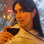 Bárbara Branco Instagram - 🧚🏼‍♀️ estreamos dia 20, ando a fazer cookies todas as semanas 🥴, continuo a tentar ser tenista (desculpa, Edu), e continuo a tentar não panicar (help) cheers! a abril e mais cheers! às coisas mesmo mesmo boas que este mês vai trazer