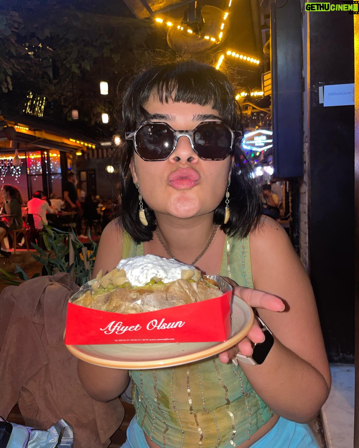 Bárbara Branco Instagram - 20% para me levar de volta para Istambul, 80% para parabenizar a amiga que me aturou por lá parabéns, @pipinhazzz ✨🧚🏼♀️🌈💜 que possamos correr cidades e cidades à procura de pratos típicos, de mercados locais e de lugares bonitos onde ver o pôr-do-sol