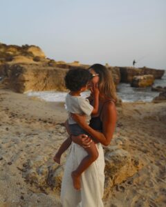 Bárbara Corby Instagram - Feliz Dia do “tudo está bem se os meus filhos estão bem”🤍