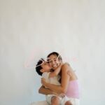 Bárbara Corby Instagram - Se já me seguem há alguns anos sabem que a minha gravidez não foi planeada, apanhei um grande susto na altura… Achava mesmo que não estava preparada para esta grande responsabilidade. Claro que não estava! Faltava o Kiko para me ensinar sobre o maior amor do mundo, o mais poderoso, o que faz qualquer “impossível” tornar-se realidade ! 🤍  Feliz Dia para todas nós que em algum momento começámos a acreditar em magia!🪄 Be love @theofficialpandora #BeLove #ShotforPandora Pub