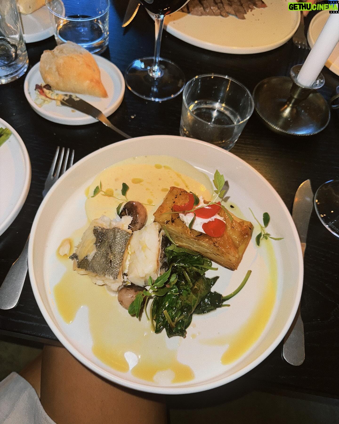 Bárbara Corby Instagram - Do fim de semana🤍 Tudo começou com um jantar maravilhoso no @no.convento , ambiente e comida 👌 Sábado foi passado nos cavalos, ao ar livre! Houve cycling pelo meio, para equilibrar, e uma novidade da minha sala 😍 Foi tão bom!!! Boa segunda!! #weekenddiaries