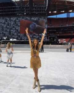Bárbara Corby Instagram - Nunca me vou esquecer deste dia🥹 Sou fã da Taylor desde Tearsdrops on My Guitar, há 18 anos! Segui a carreira da @taylorswift desde então e as músicas foram fazendo parte de todas as etapas da minha vida. A Eras Tour para mim foi uma viagem ao passado, ao meu quarto de criança na casa dos meus pais, à casa onde vivi na faculdade, às diferentes Eras da minha vida. Que bom que é ser fã de uma power woman, talentosa, inteligente e que não deixa de lutar pelos seus ideais. 🫶🏼 What a night!!✨ #erastourlisbon #erastour #taylorswift #erastoureurope