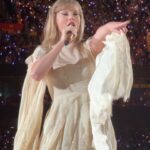Bárbara Corby Instagram - Nunca me vou esquecer deste dia🥹 Sou fã da Taylor desde Tearsdrops on My Guitar, há 18 anos! Segui a carreira da @taylorswift desde então e as músicas foram fazendo parte de todas as etapas da minha vida. A Eras Tour para mim foi uma viagem ao passado, ao meu quarto de criança na casa dos meus pais, à casa onde vivi na faculdade, às diferentes Eras da minha vida. Que bom que é ser fã de uma power woman, talentosa, inteligente e que não deixa de lutar pelos seus ideais. 🫶🏼 What a night!!✨ #erastourlisbon #erastour #taylorswift #erastoureurope